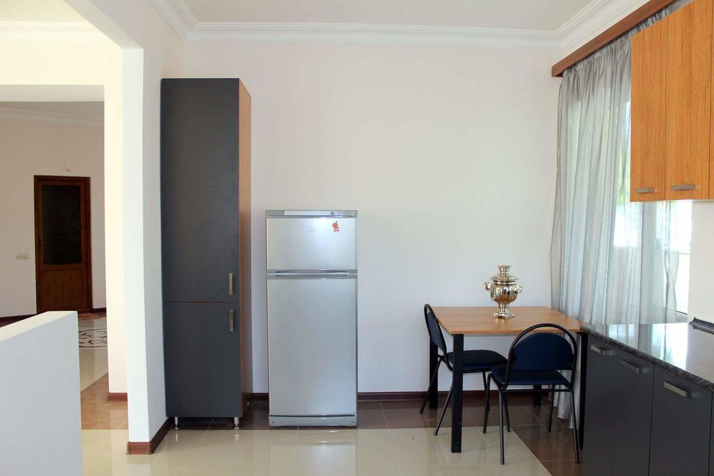 Family & Friends Guest House Dilijan Exteriör bild